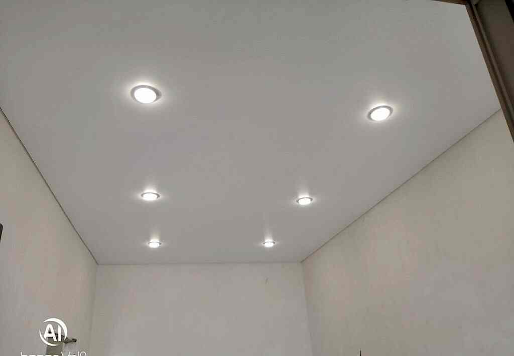 Матовый потолок в спальне