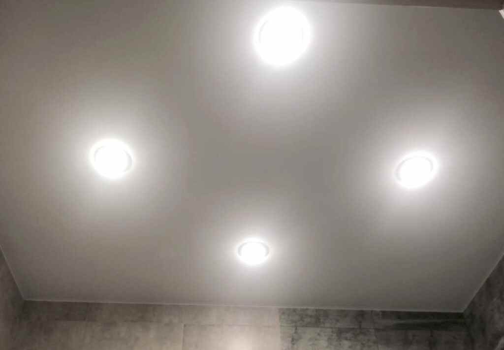 Натяжной потолок со светильниками в ванной комнате
