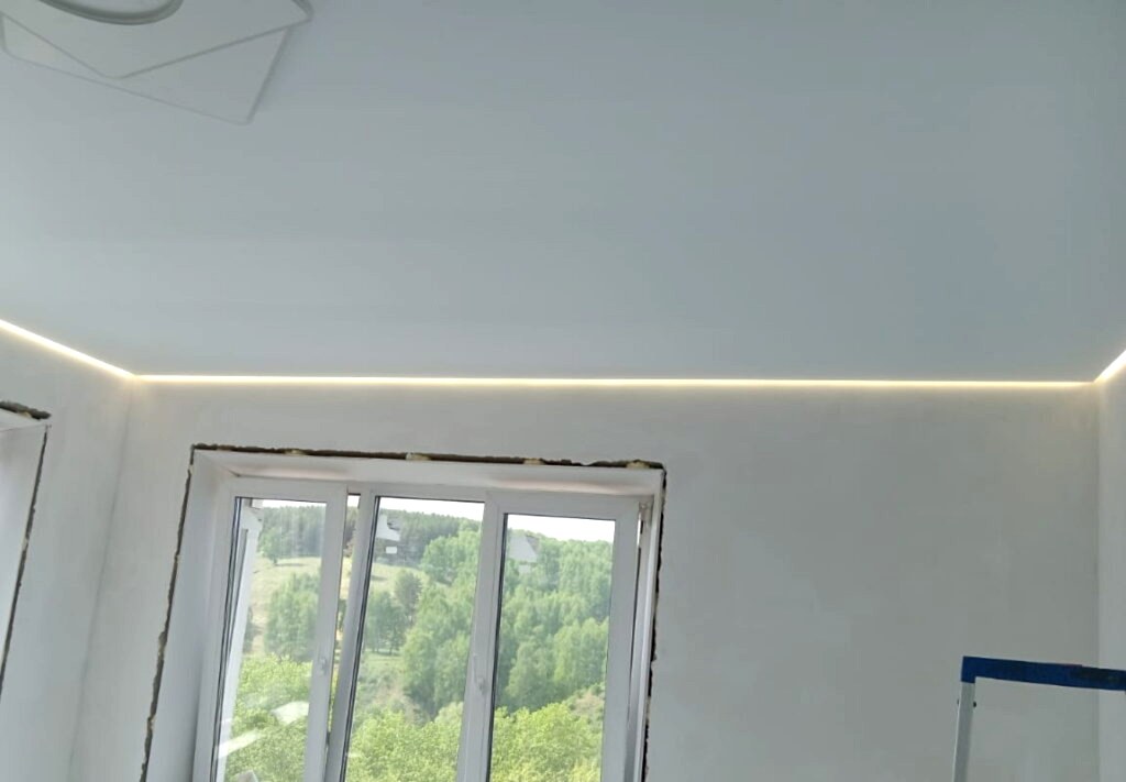 Натяжной потолок в спальне с парящим профилем