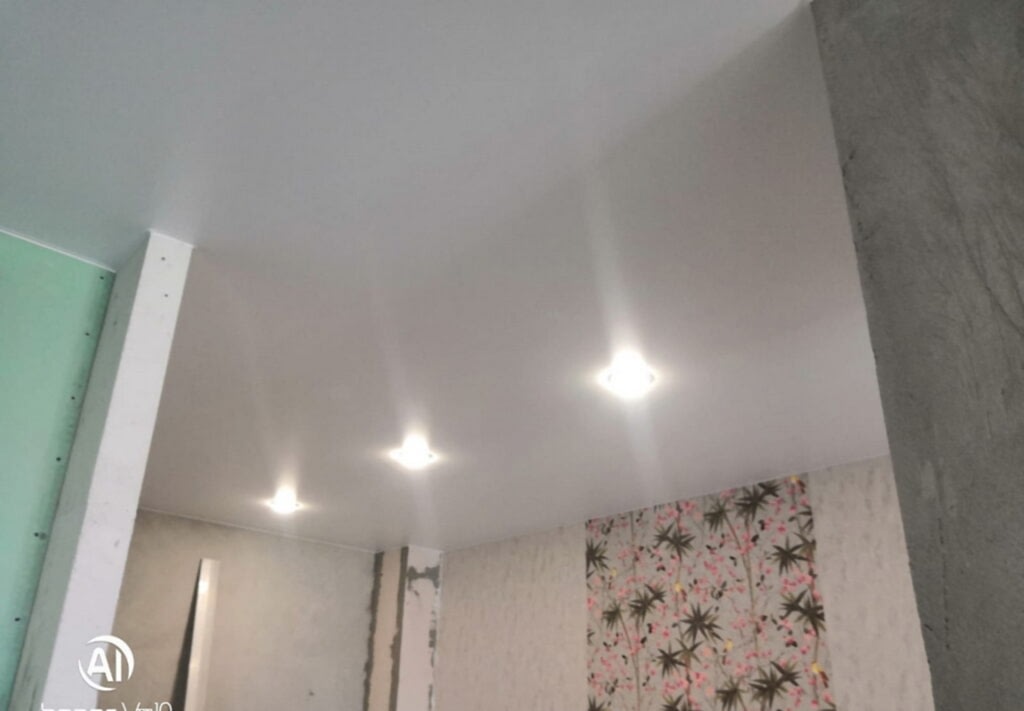 Матовый натяжной потолок в спальне с точечным освещением