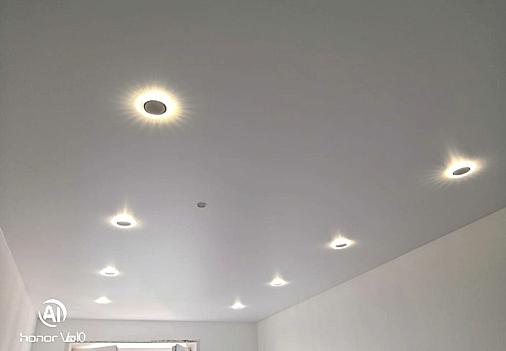 Матовый натяжной потолок с точечными светильниками с подсветкой ободка