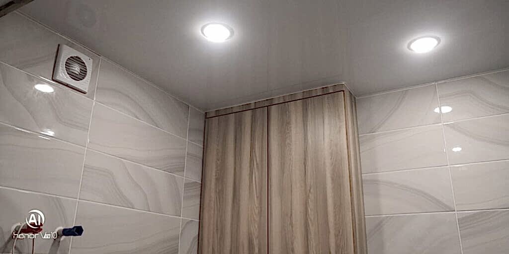 Лаковый натяжной потолок в ванной комнате