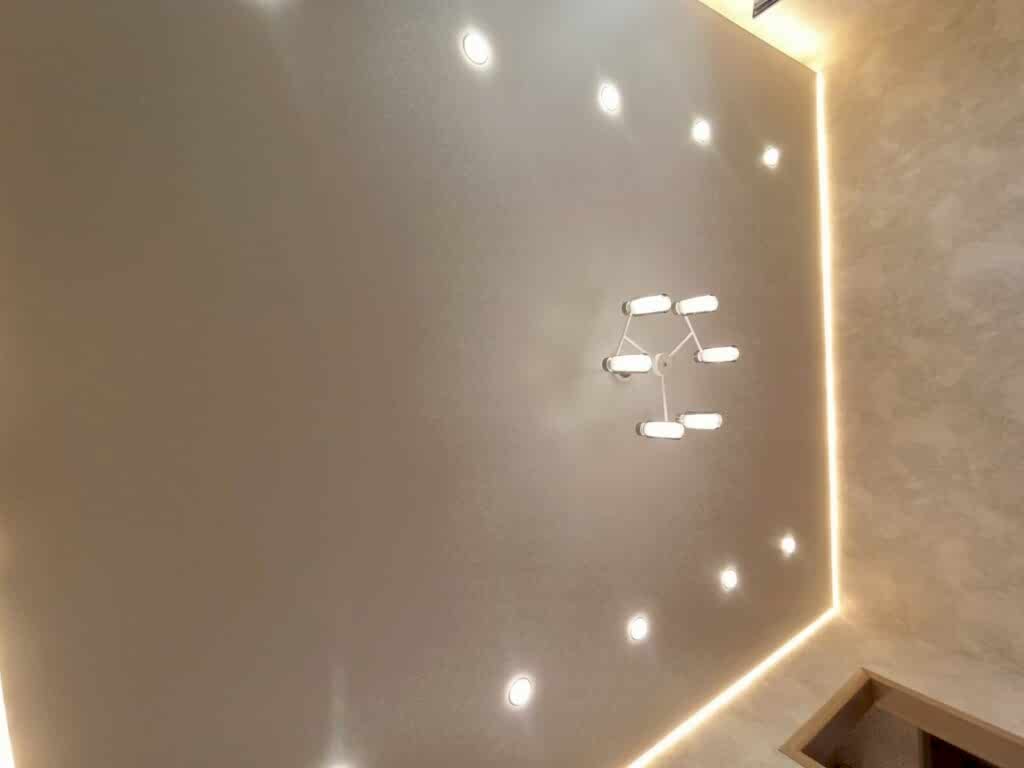 Сатиновый натяжной потолок с люстрой и светодиодной подсветкой по периметру