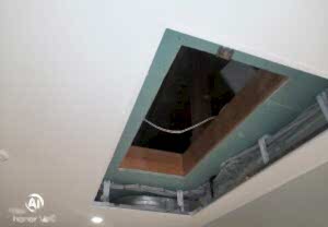 Матовый натяжной потолок с отверстием под люк