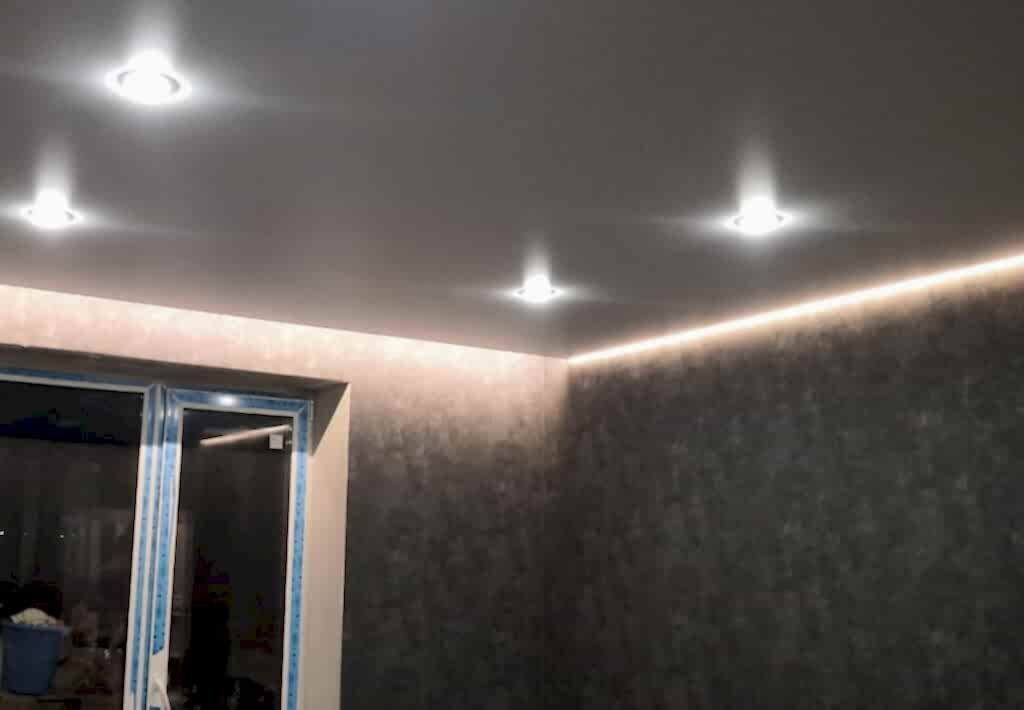Натяжной потолок со светодиодной лентой по периметру