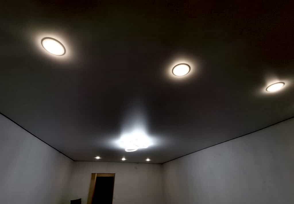 Матовый натяжной потолок с люстрой и точечным освещением