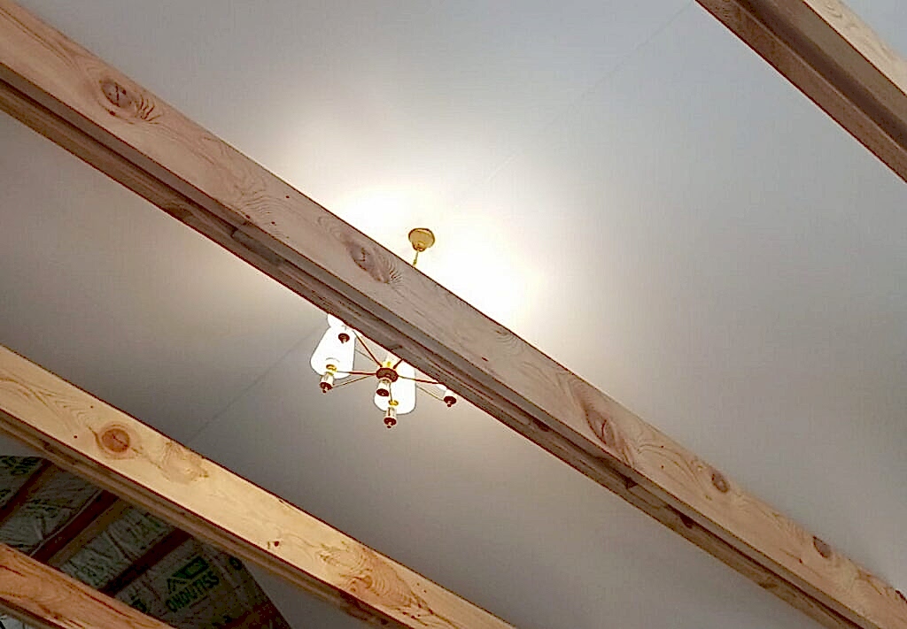 Матовый натяжной потолок через разделитель на большой высоте