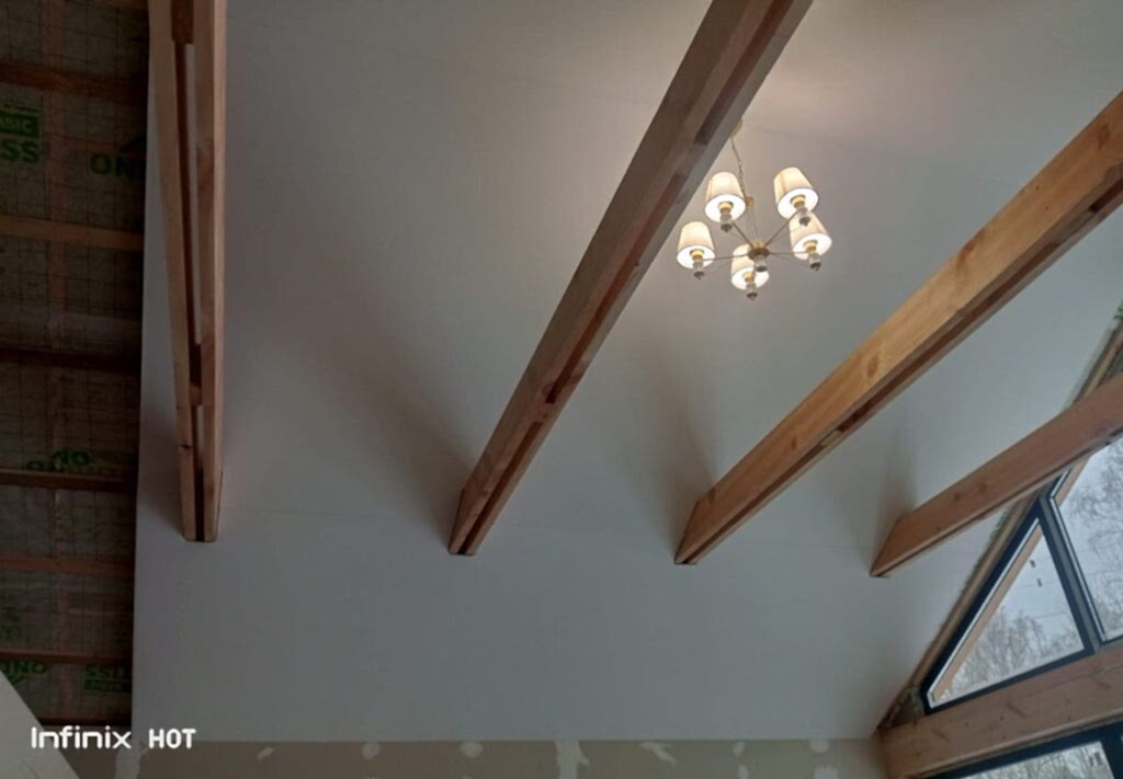 Обход балок через разделитель матовым натяжным потолком