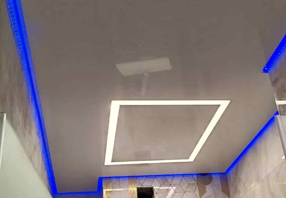 Световые линии в глянцевом натяжном потолке в санузле