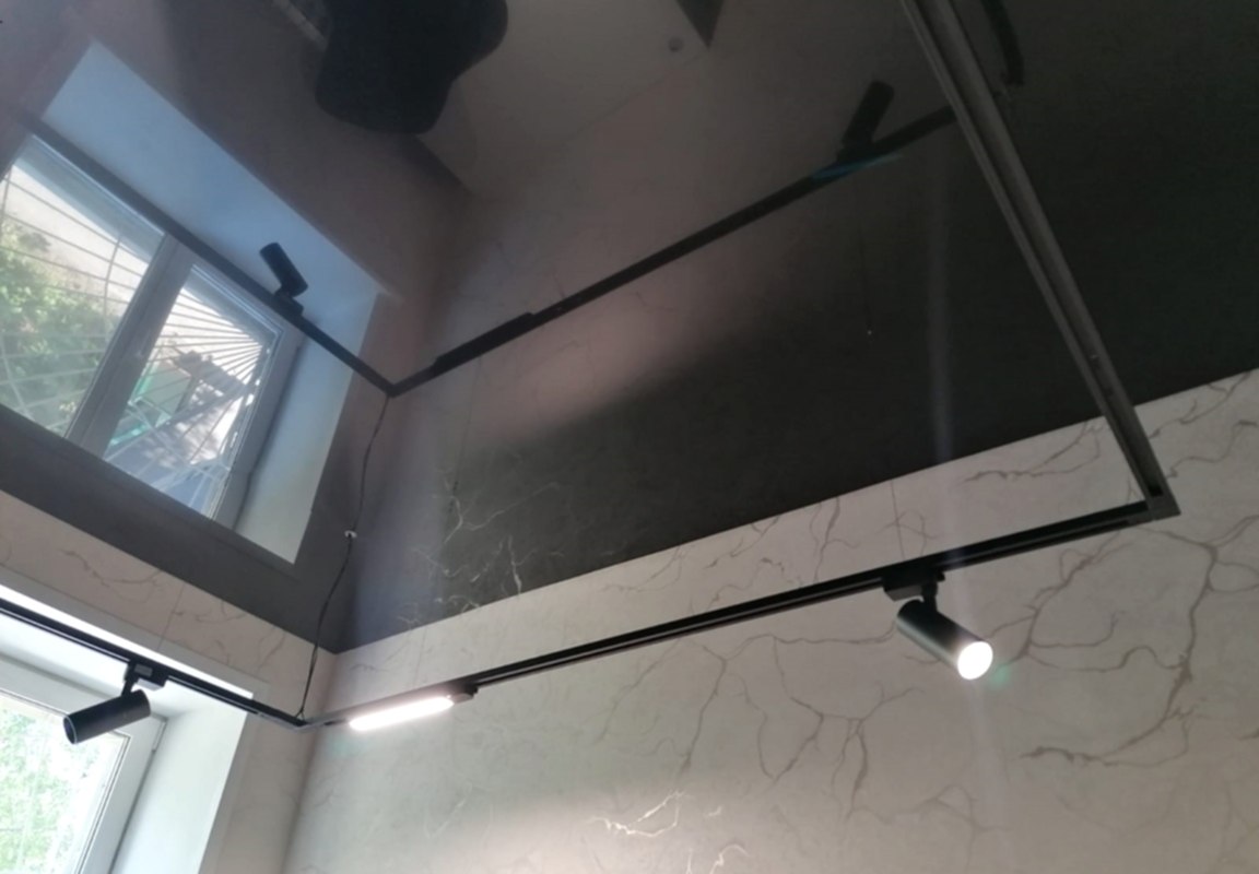 Подвесные светильники в глянцевом черном потолке