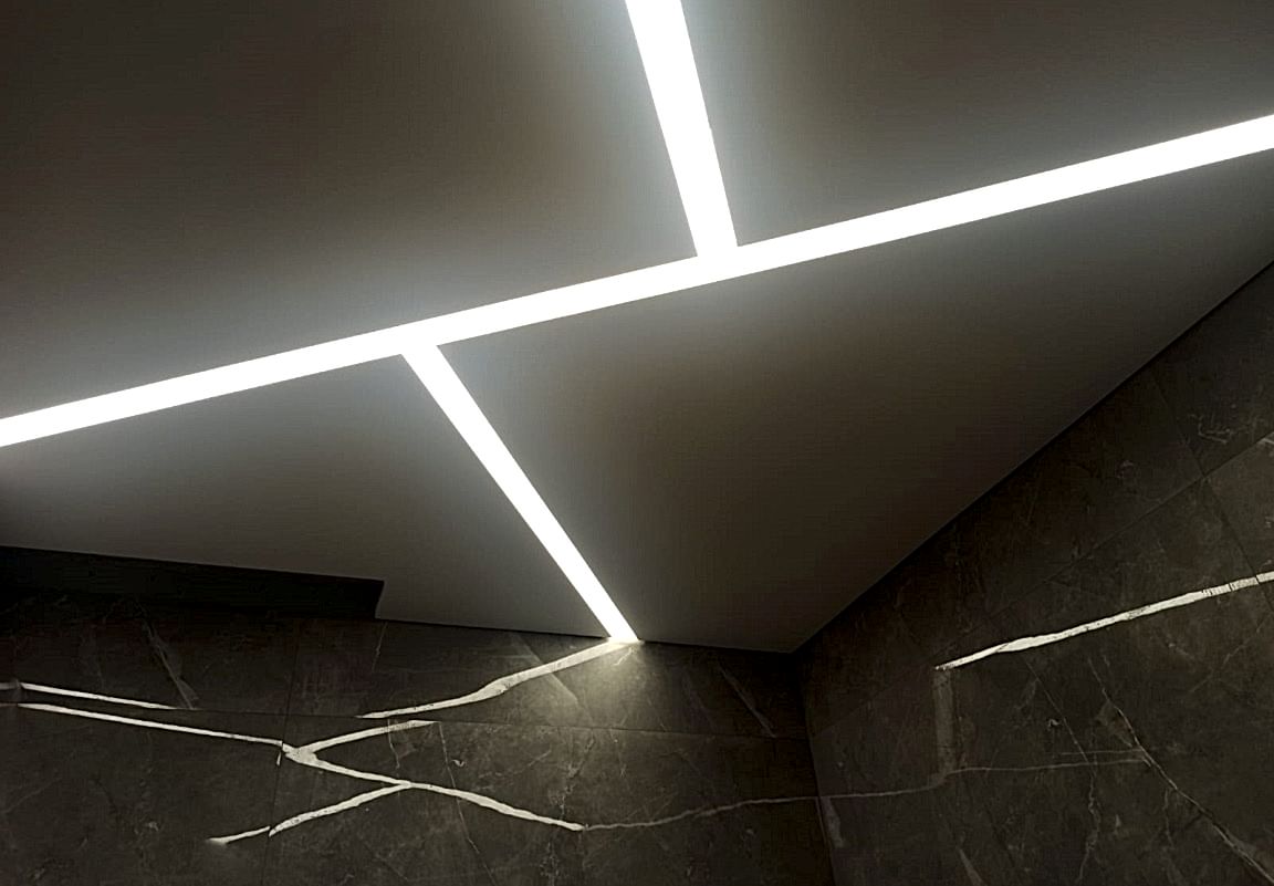 Геометричная подсветка в матовом натяжном потолке