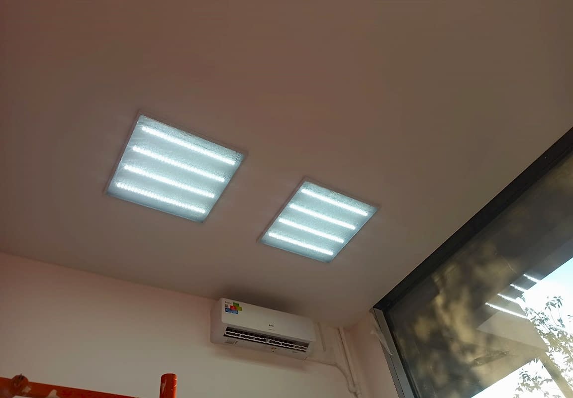 Плоские светильники в матовом натяжном потолке