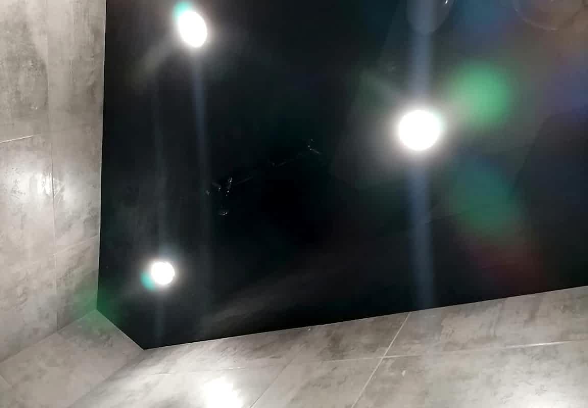 Глянцевый потолок и теневой профиль в ванной.