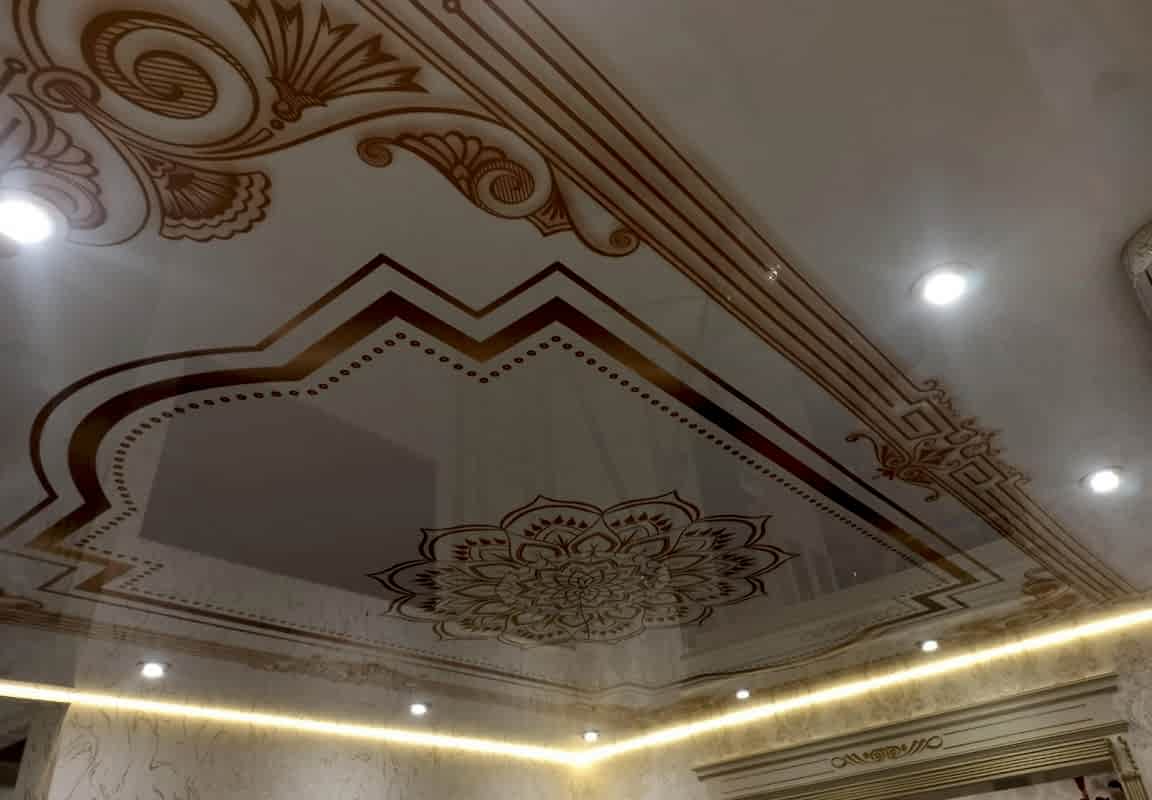 Фотопечать на глянцевом натяжном потолке в гостиной с подсветкой.