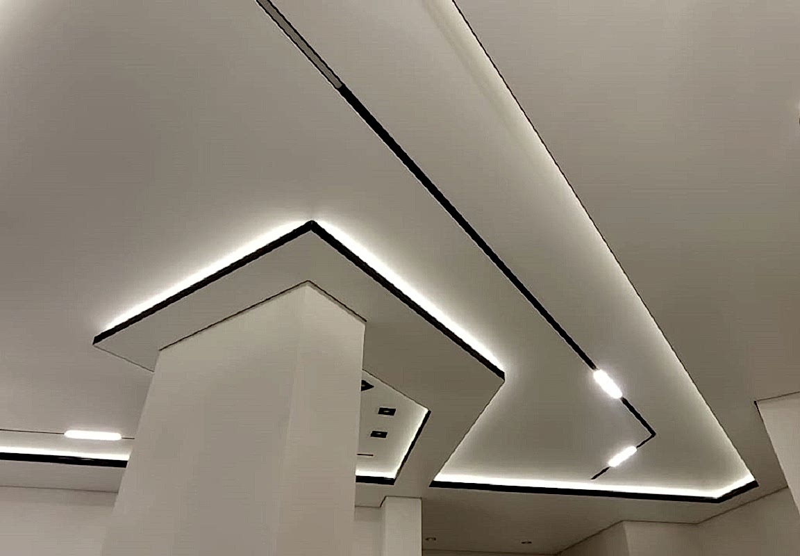 Теневой профиль,встроенные треки,подсветка в натяжном потолке.