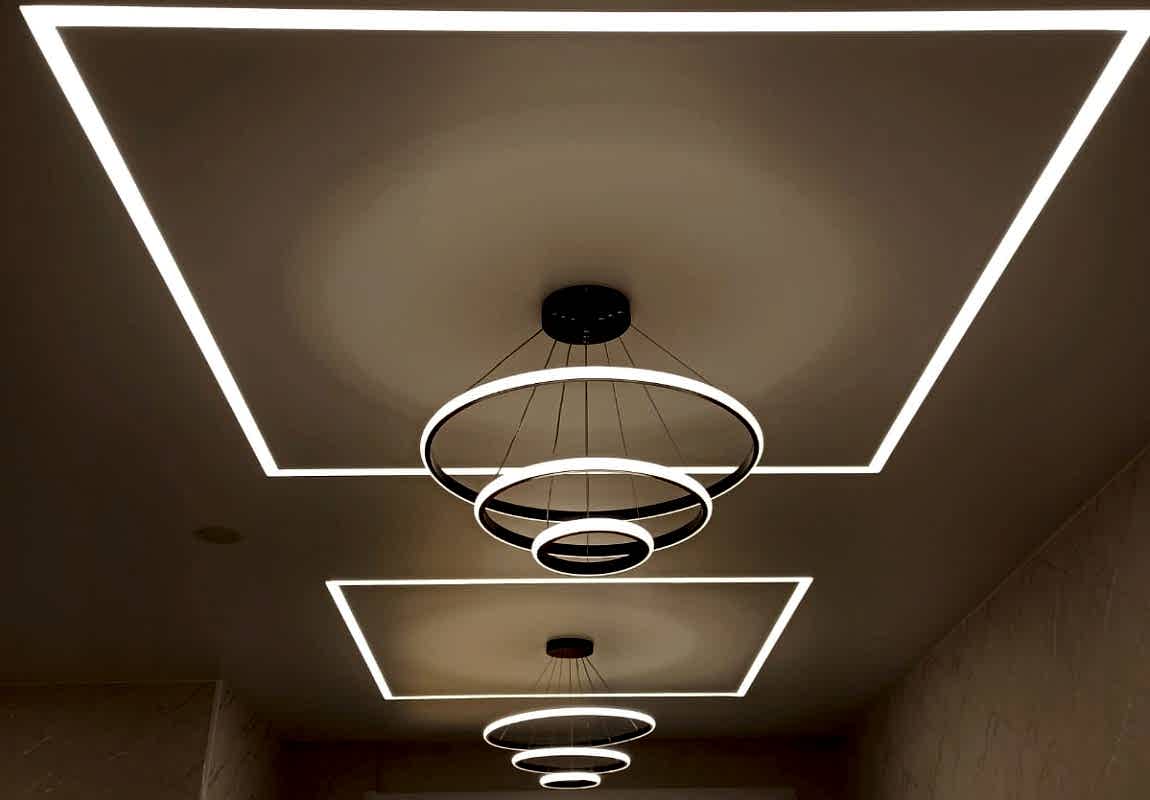 Декоративная подсветка в матовом натяжном потолке.