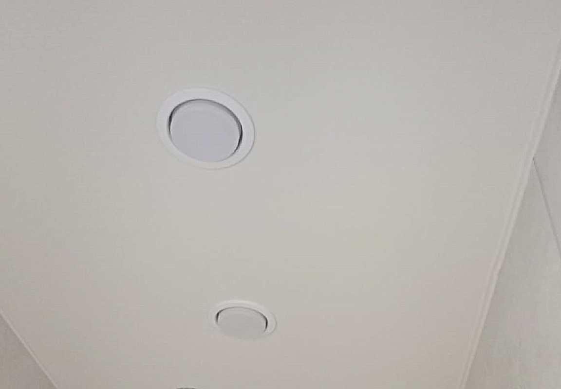 Белые светильники GX 53 в матовом натяжном потолке.