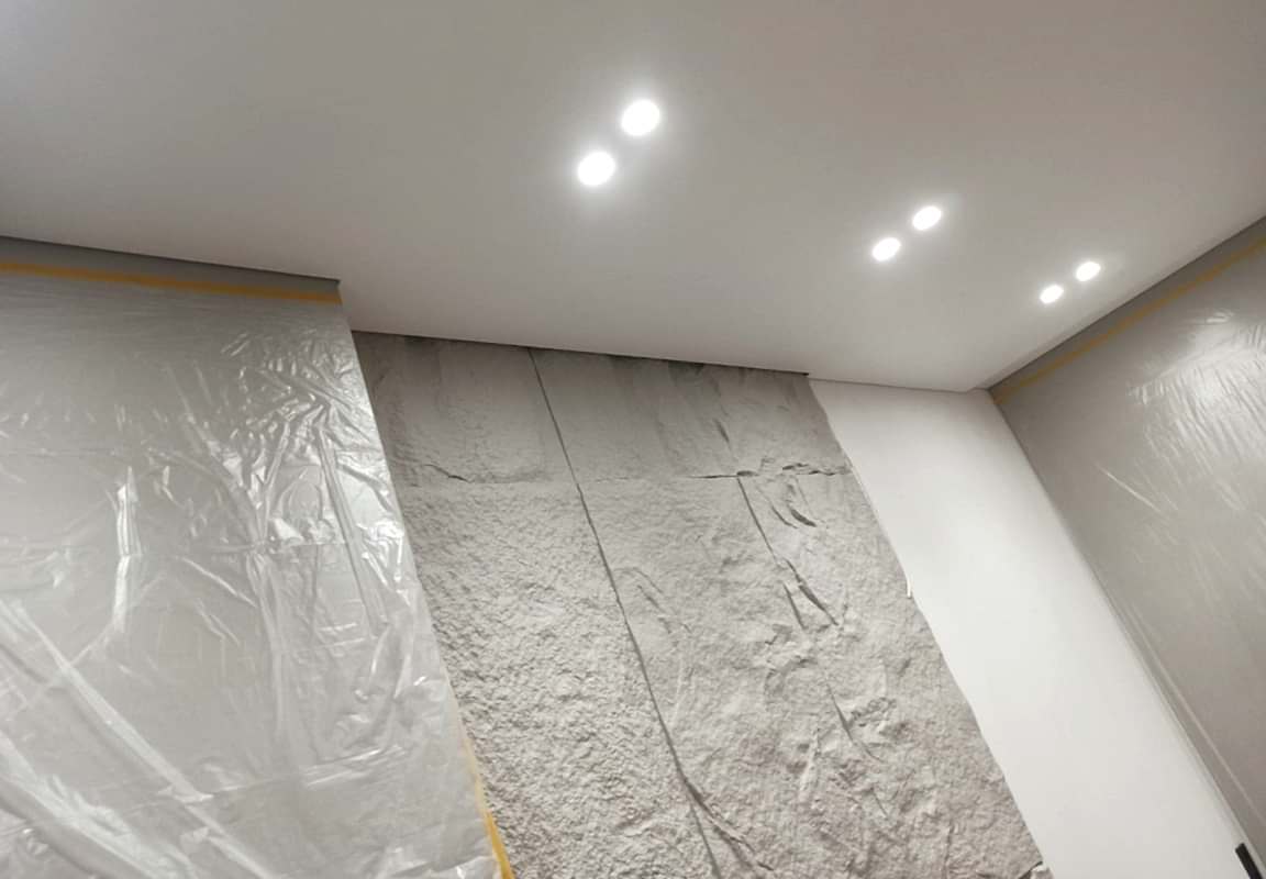 Фактура "скала",теневой профиль,матовый натяжной потолок в интерьере гостиной.