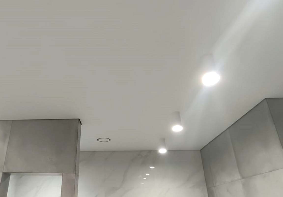 Теневой профиль и диффузор, накладные светильники в матовом натяжном потолке