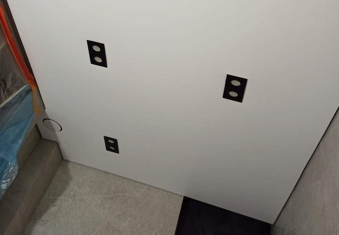 Прямоугольные встроенные светильники в матовом натяжном потолке.