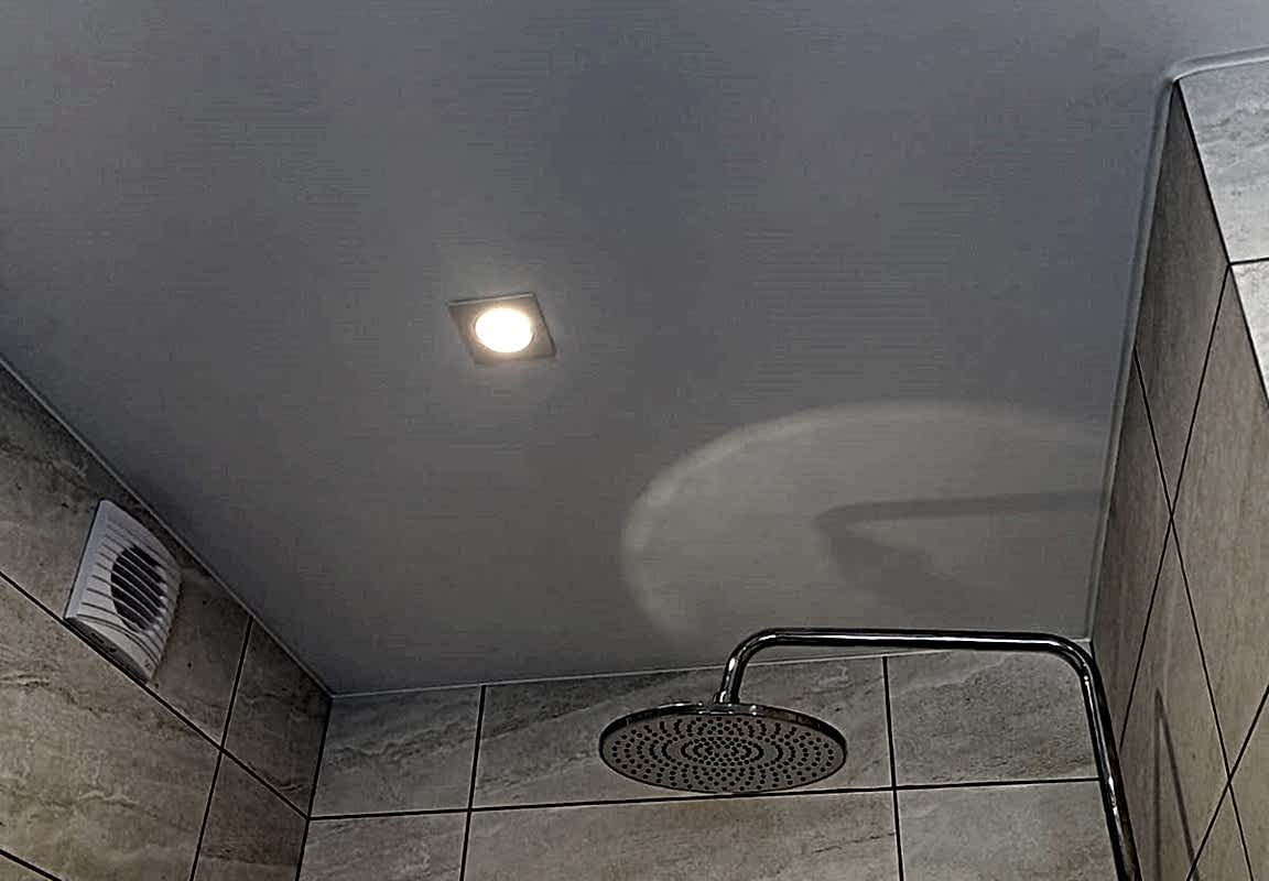 Натяжной потолок и квадратные светильники