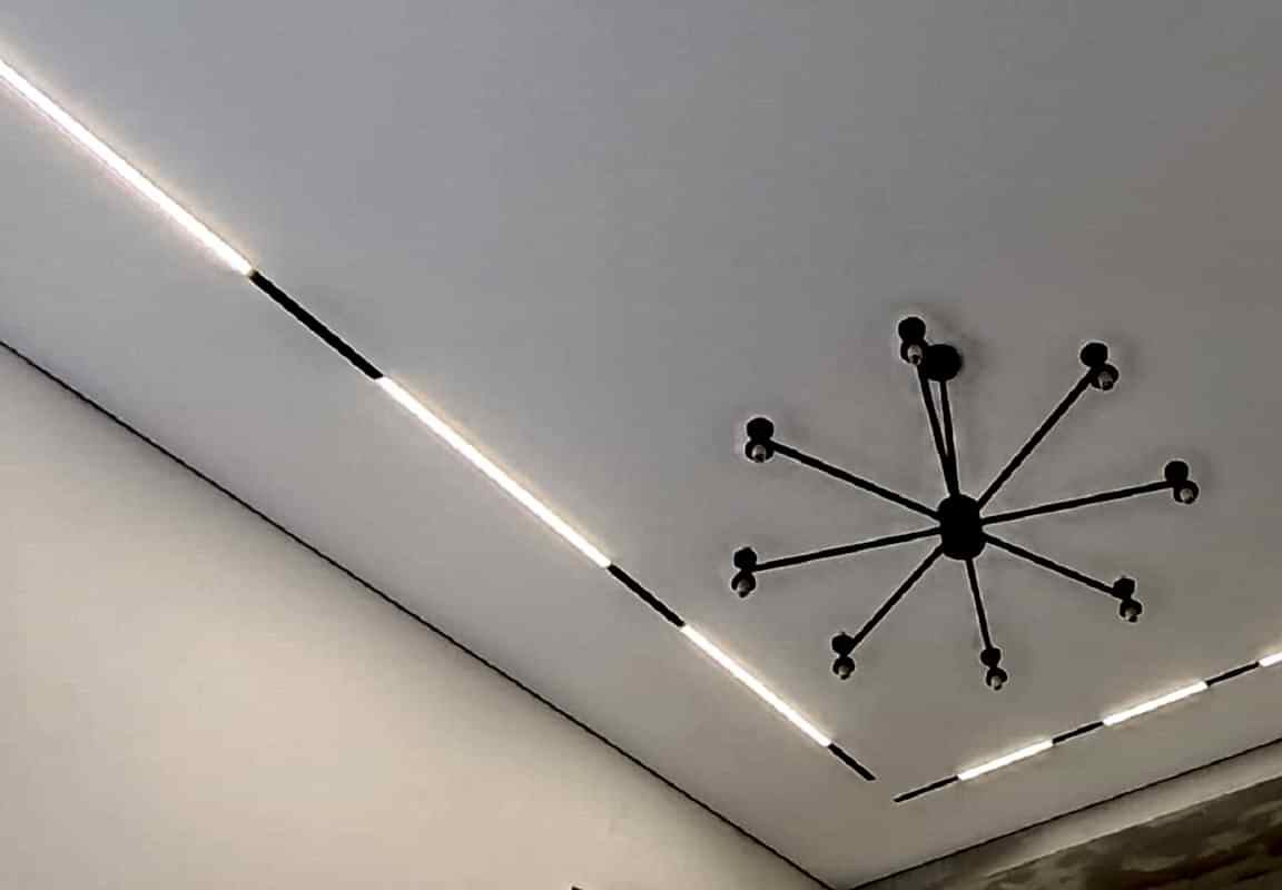 Матовый натяжной потолок в интерьере гостиной 15 кв.м.