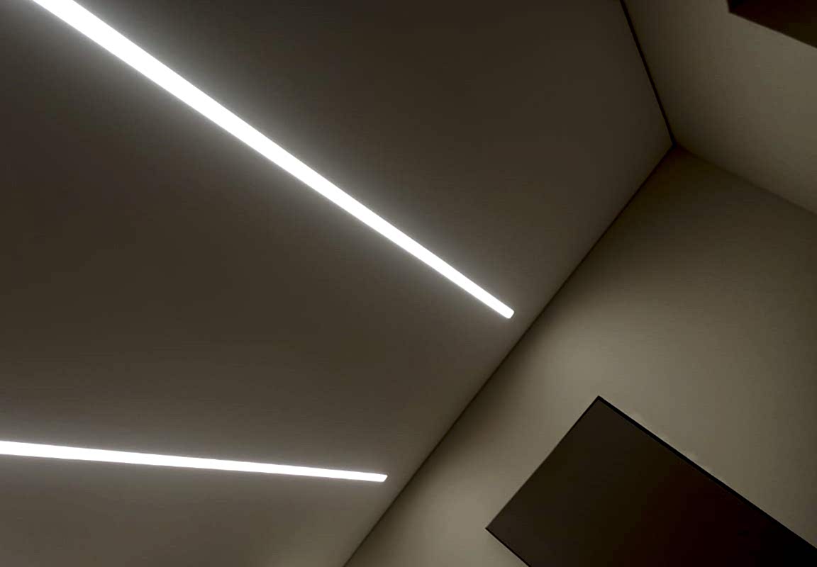 Световые линии в матовом натяжном потолке в прихожей 5,4 кв.м.