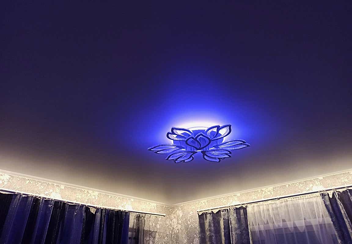Встроенные гардины, люстра с подсветкой в матовом натяжном потолке