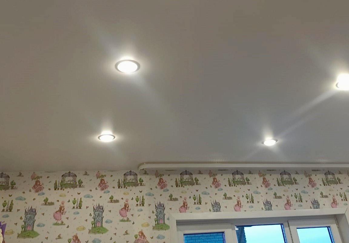Натяжной потолок и светильники GX 53 в детской.