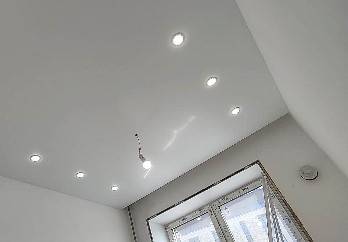 Гостиная 14,8 кв.м. с матовым натяжным потолком.