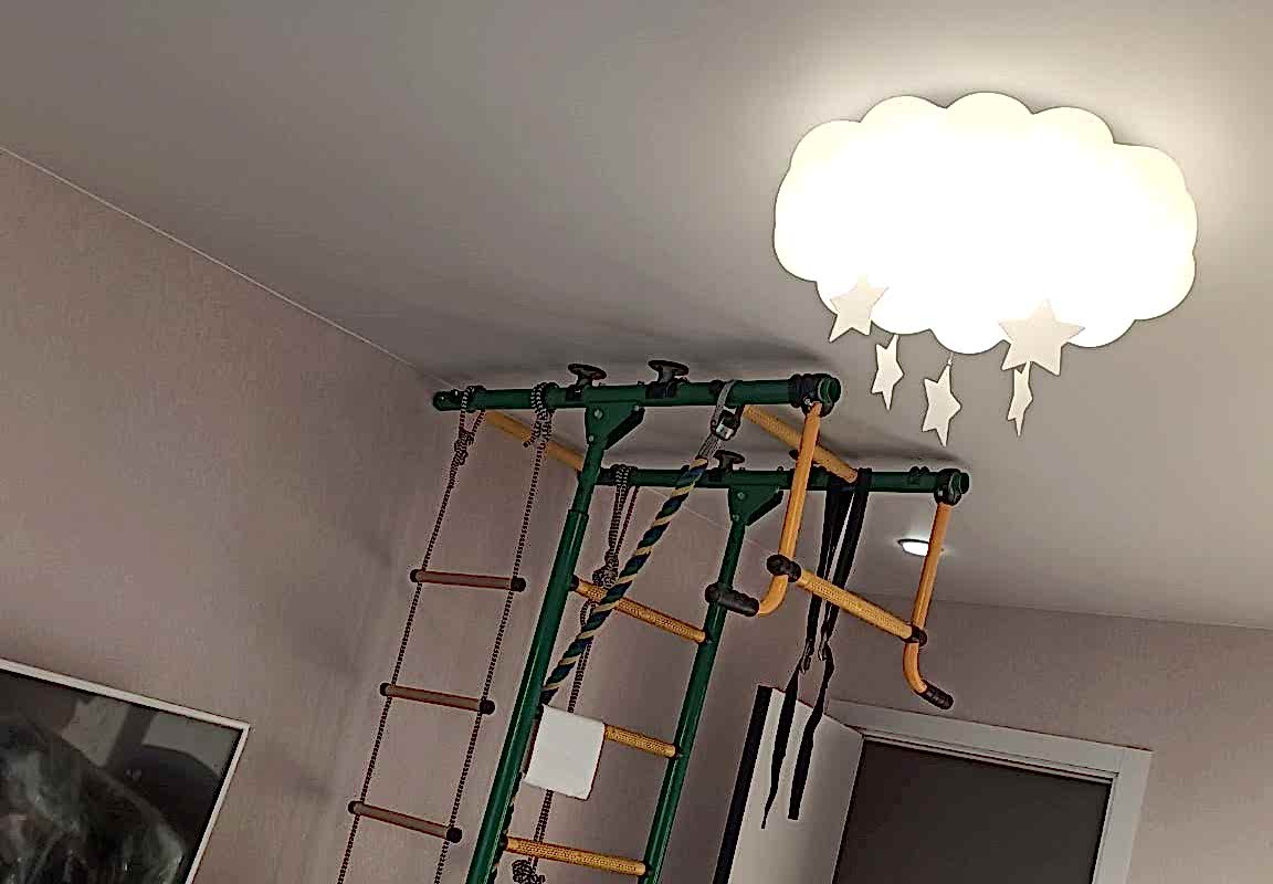 Матовый натяжной потолок,гимнастический уголок в детской комнате 13,5 кв.м.