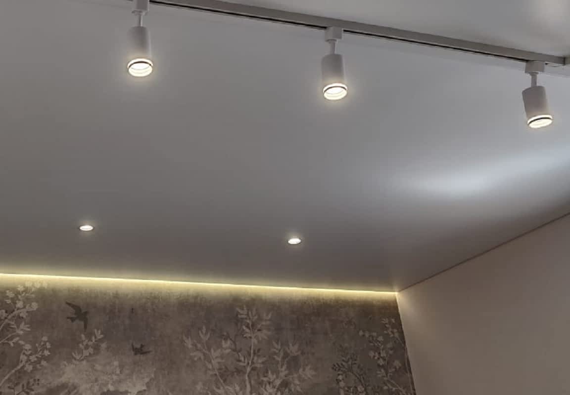 Сатиновый натяжной потолок,дизайнерские обои в интерьере гостиной.