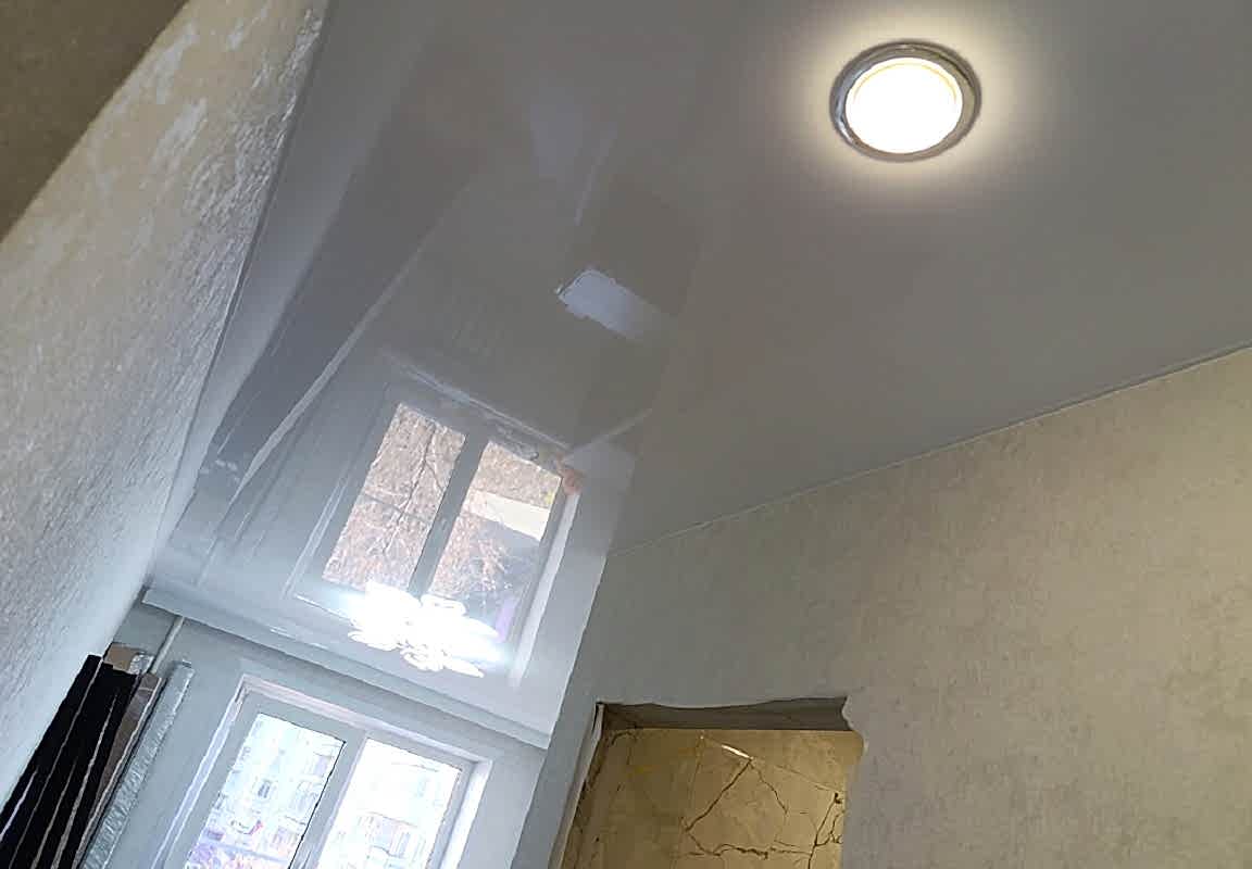 Ниша под гардину,в глянцевом натяжном потолке 13,4 кв.м.