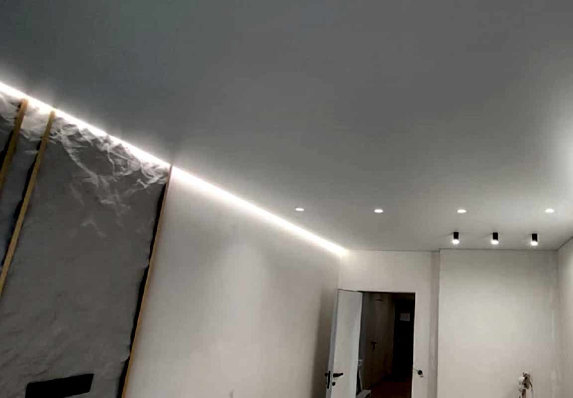 Декоративная штукатурка,сатиновый натяжной потолок в интерьере спальни.