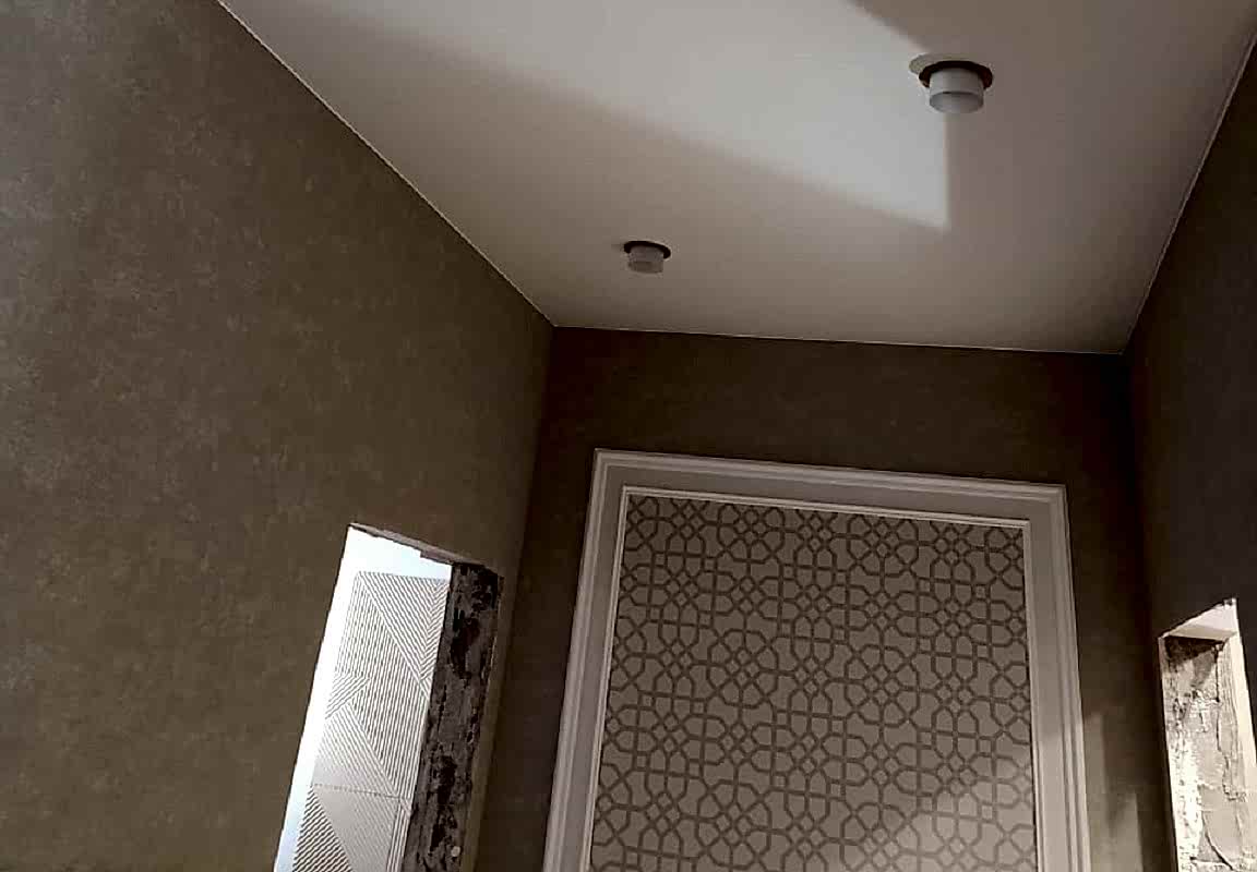 Декоративная штукатурка,матовый натяжной потолок в интерьере коридора.