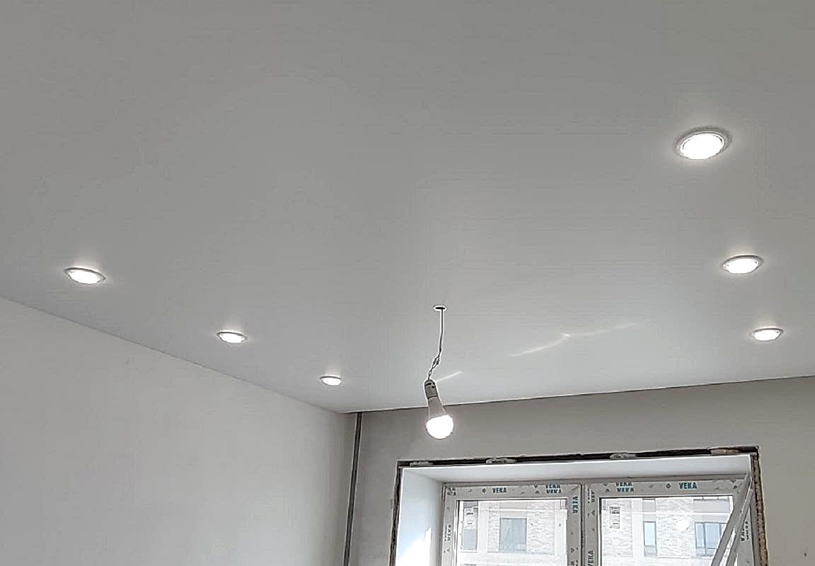 Ниша под гардину,встроенные светильники и матовые натяжные потолки.