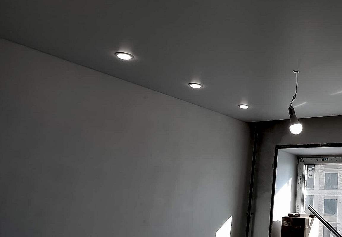 Натяжные потолки в спальне 12,5 кв.м.