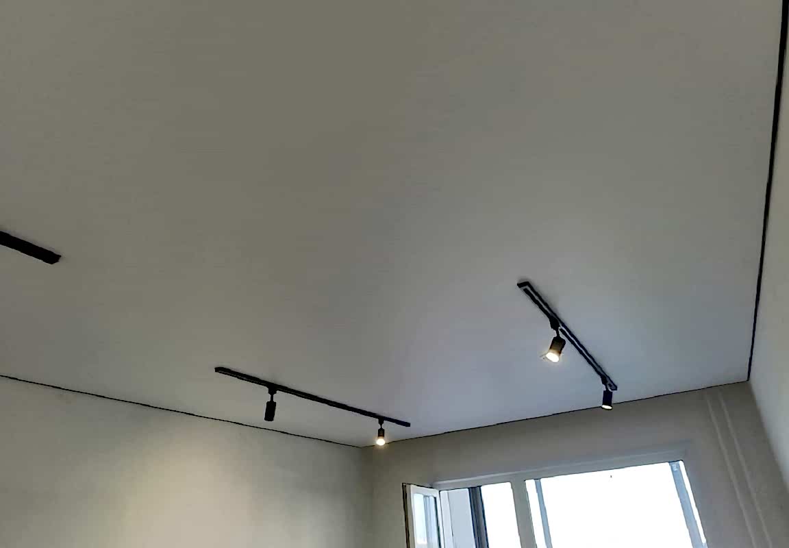 Натяжной потолок,накладные треки,карман под гардину в интерьере гостиной.