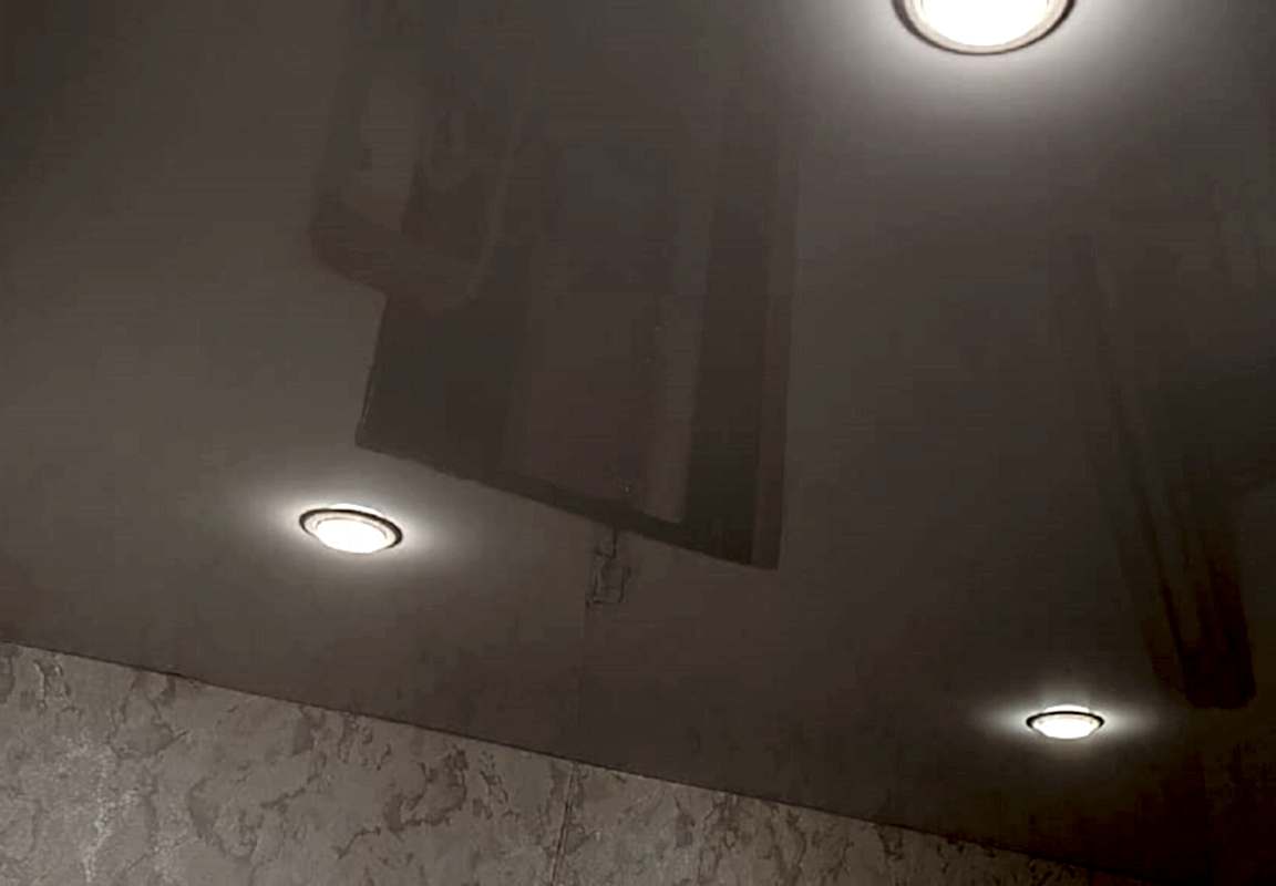 Декоративная штукатурка и белый глянцевый натяжной потолок