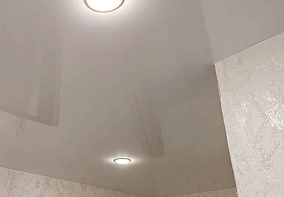 Глянцевый натяжной потолок и встроенные светильники GX53.