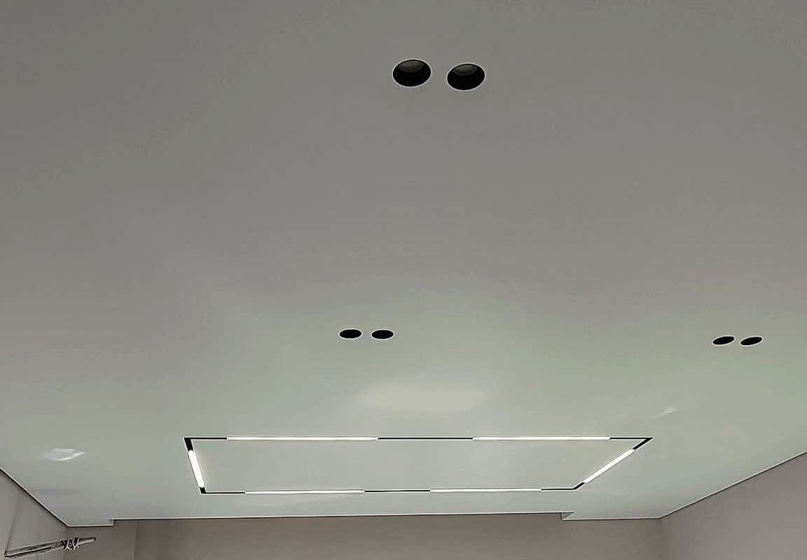 Встроенный трековый светильник и натяжной потолок в гостиной 16,8 в.м.