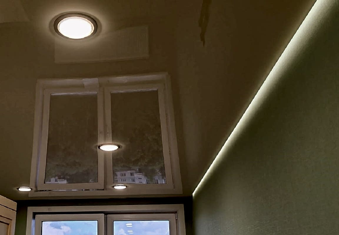 Парящий бежевый натяжной потолок в спальне.