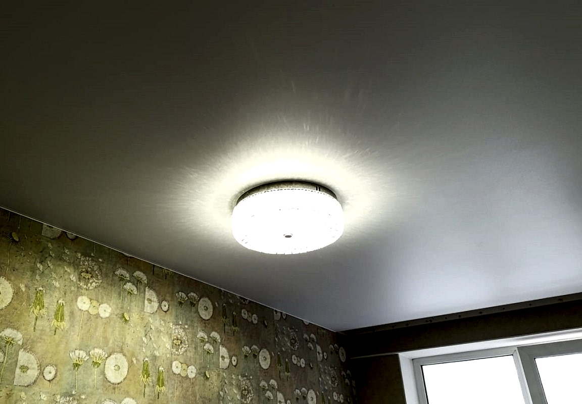 Интерьер кухни 13,2 кв.м. с матовым натяжном потолком и светильниками.