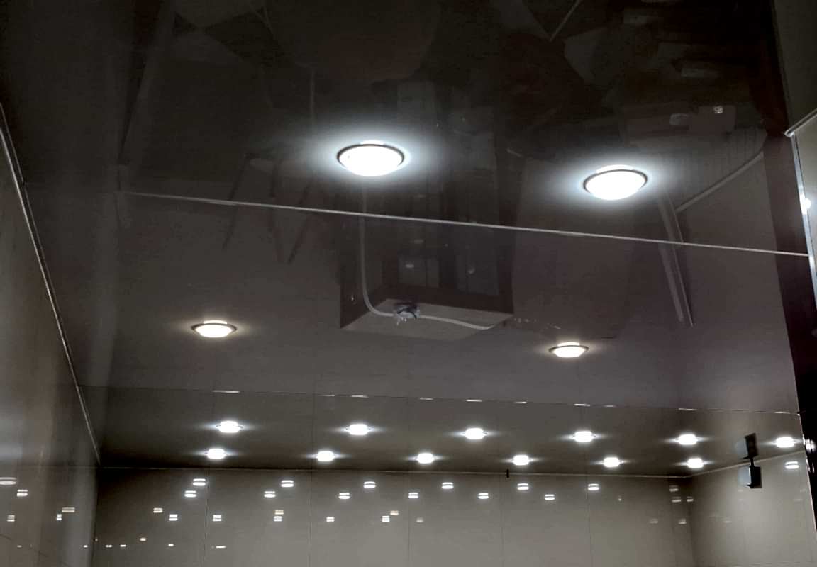 Разделитель,накладной трековый светильник,встроенные светильники в глянцевом натяжном потолке.