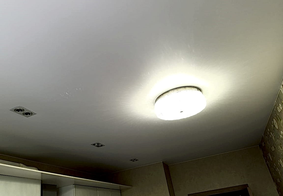 Хрустальная люстра, натяжной потолок,двойные светильники в кухне.