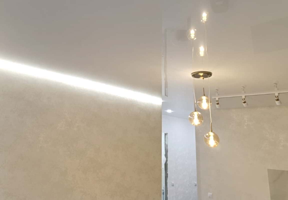 Парящий профиль,глянцевый натяжной потолок в кухне 15,3 кв.м.