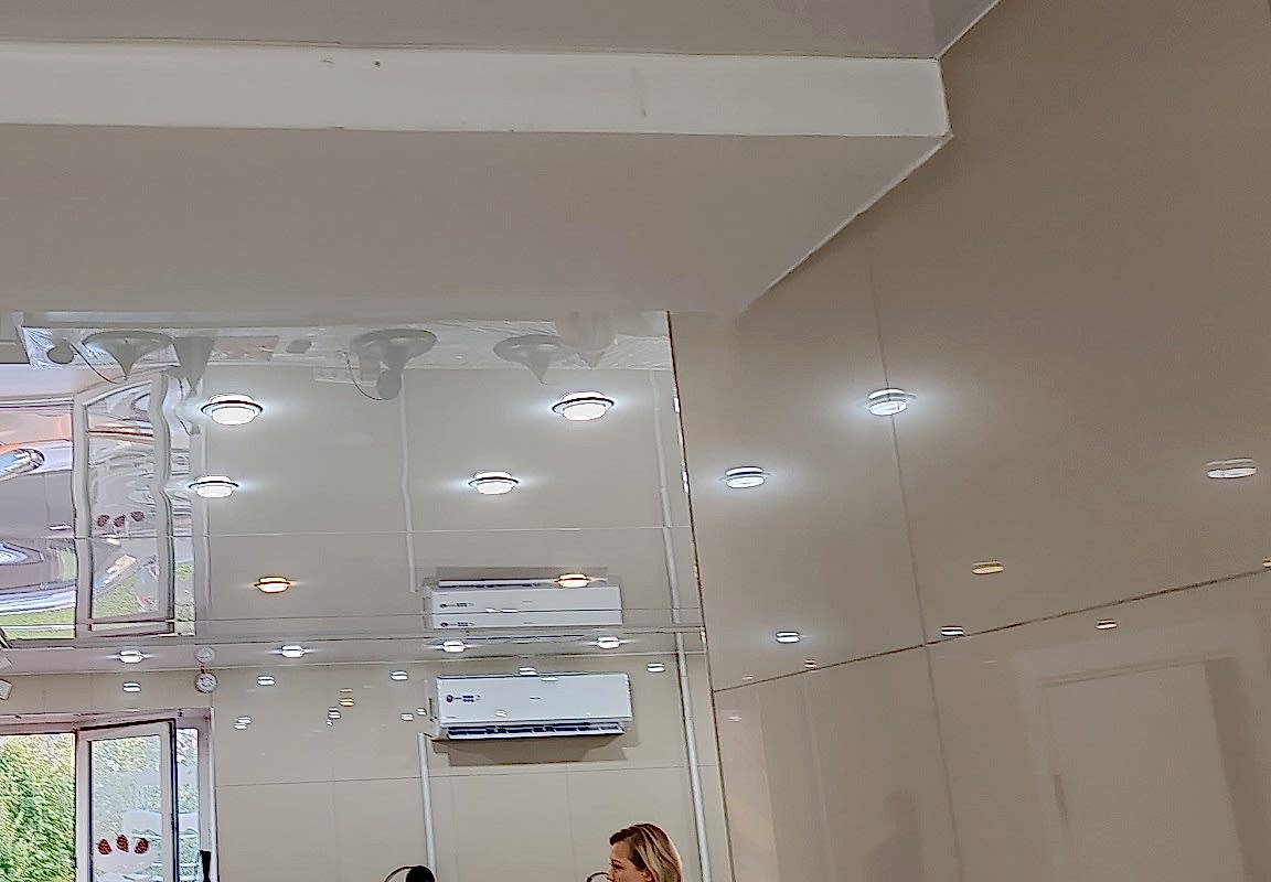 Глянцевый натяжной потолок в зале 37,4 кв.м.