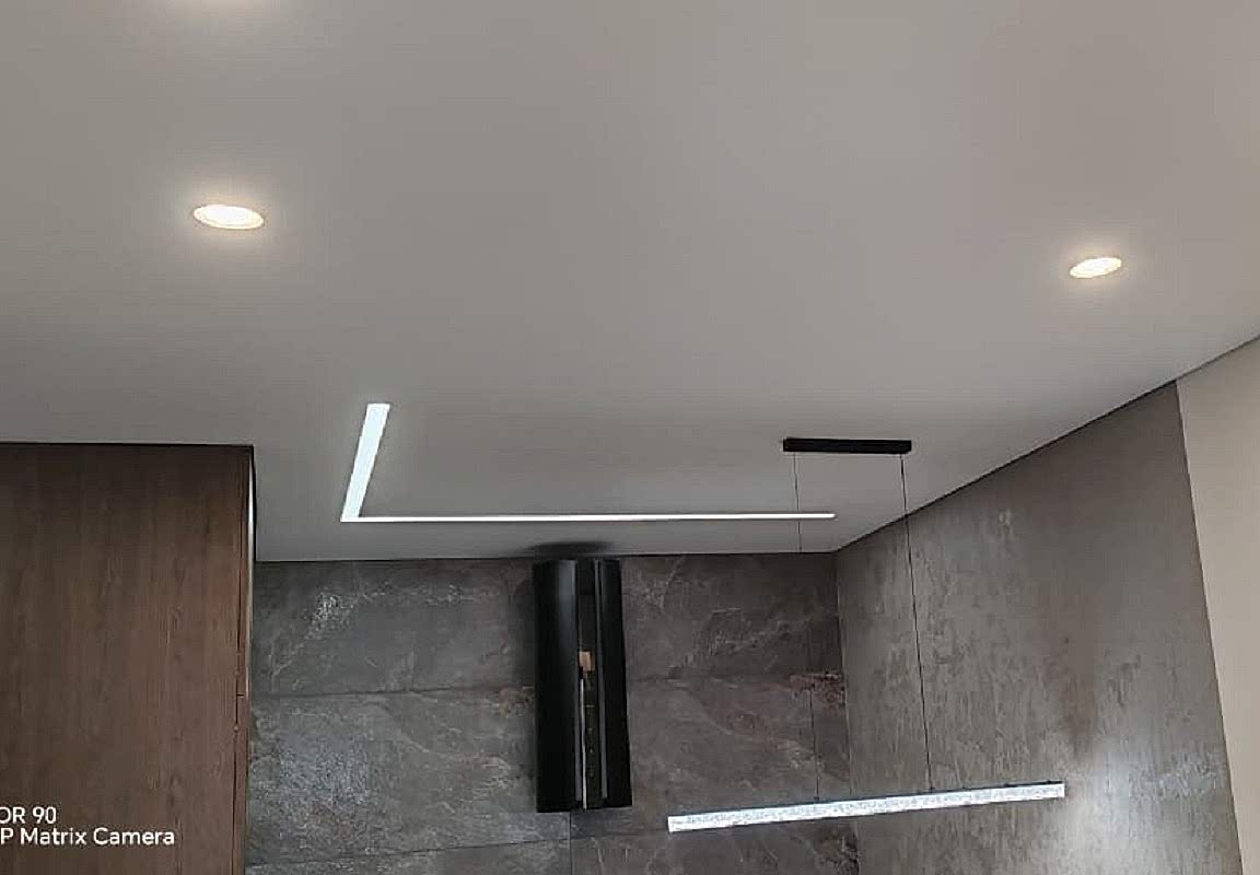 Световые линии,островная вытяжка в кухне-гостиной 14,6 кв.м.