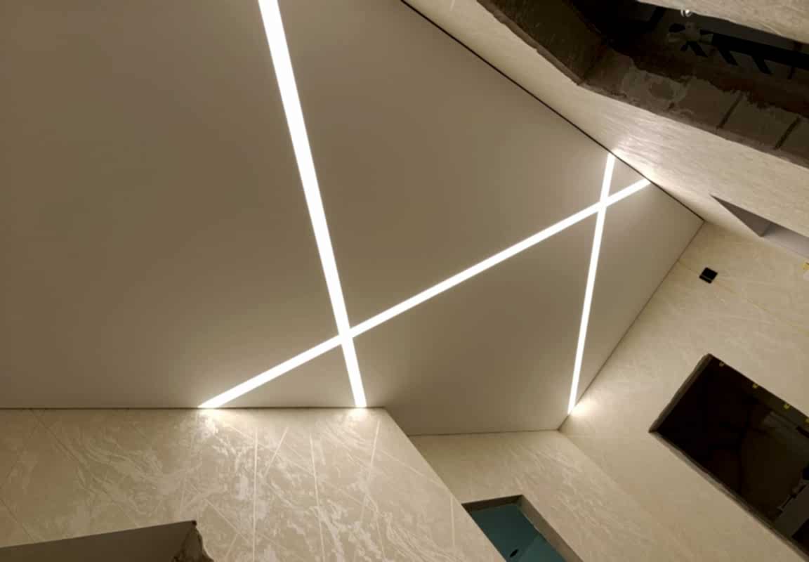 Теневой профиль в матовом натяжном потолке в коридоре.