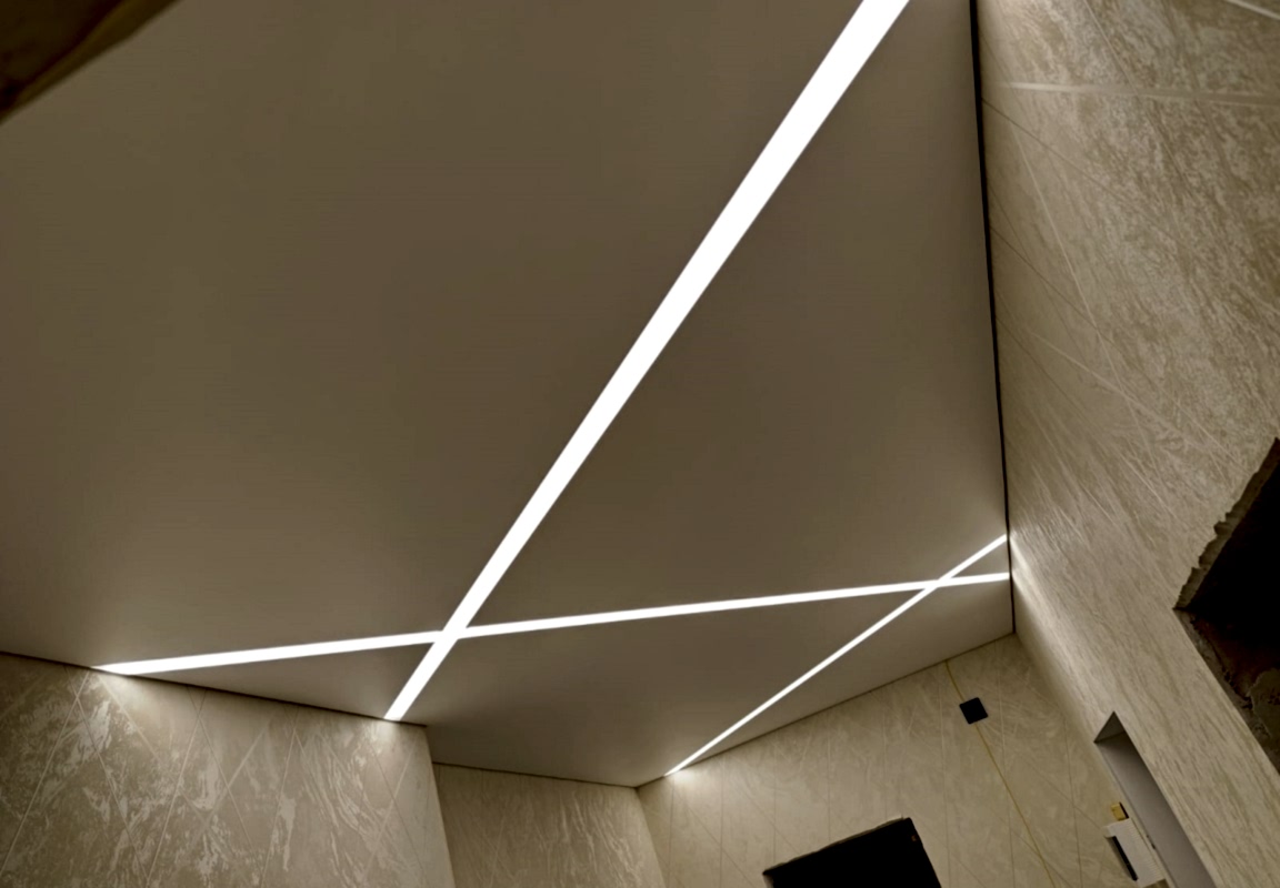 Геометричная подсветка в натяжном потолке в коридоре.